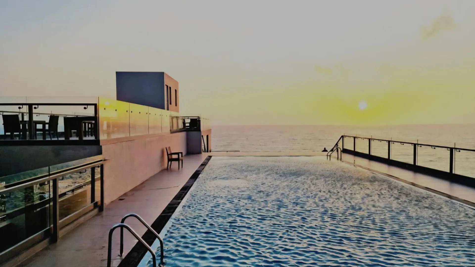 Otel Ocean Breeze Residences Negombo